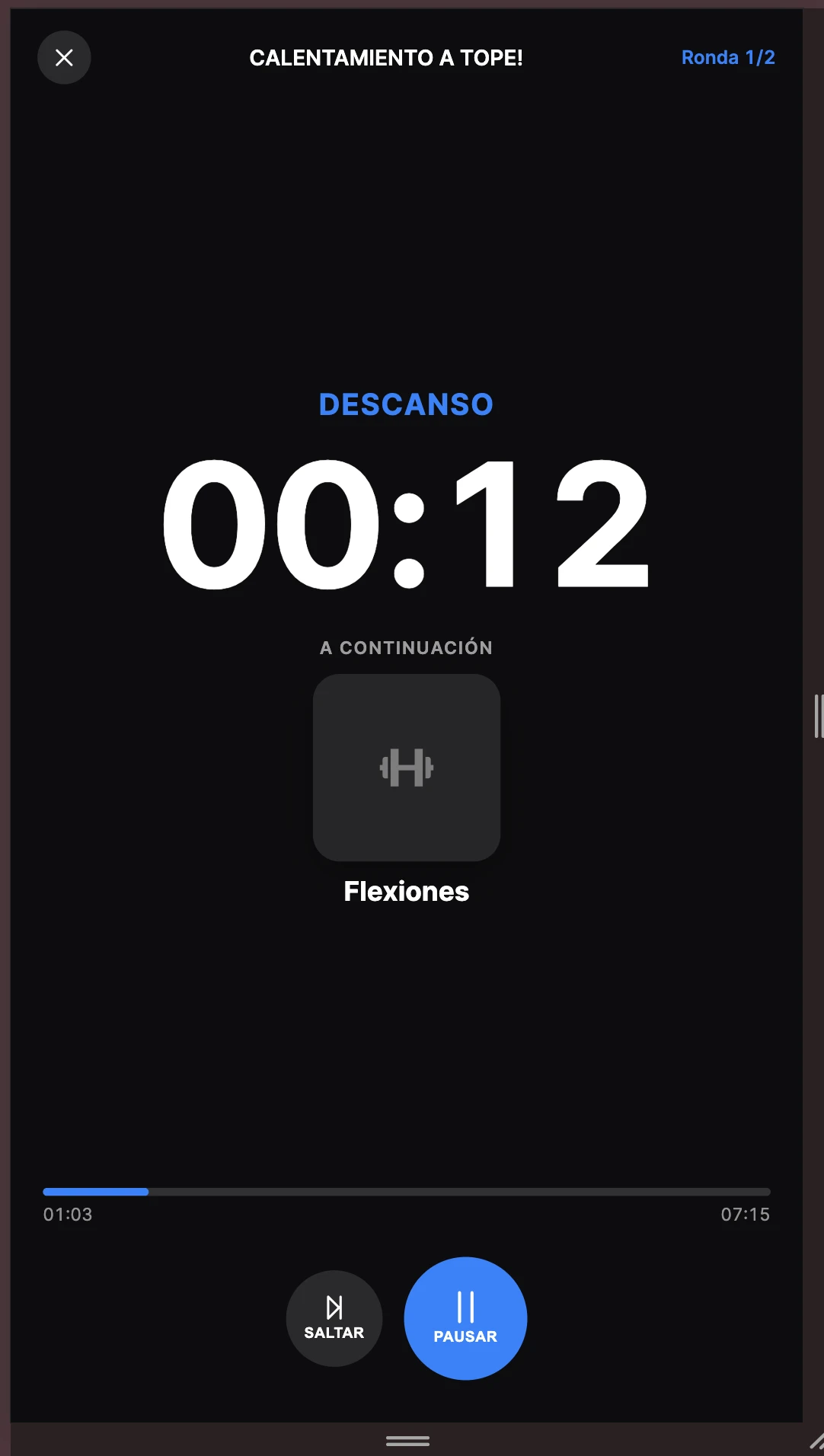 Player de circuito a pantalla completa en fase de descanso: cuenta atrás azul, próximo ejercicio Flexiones, ronda 1 de 2, progreso y controles de saltar y pausar