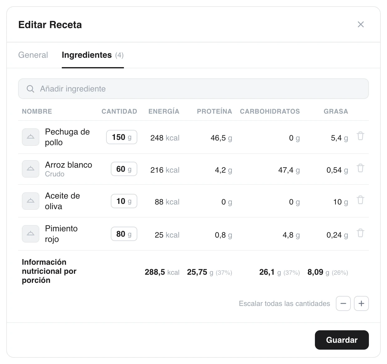 Ventana de edición de receta del coach: pestañas General e Ingredientes, lista de ingredientes con sus gramos y la información nutricional por porción calculada automáticamente