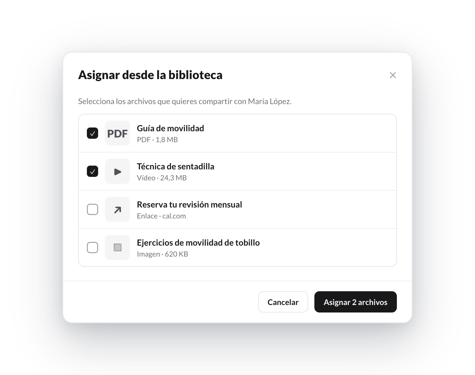 Cuadro Asignar desde la biblioteca con dos archivos seleccionados para compartirlos con María López