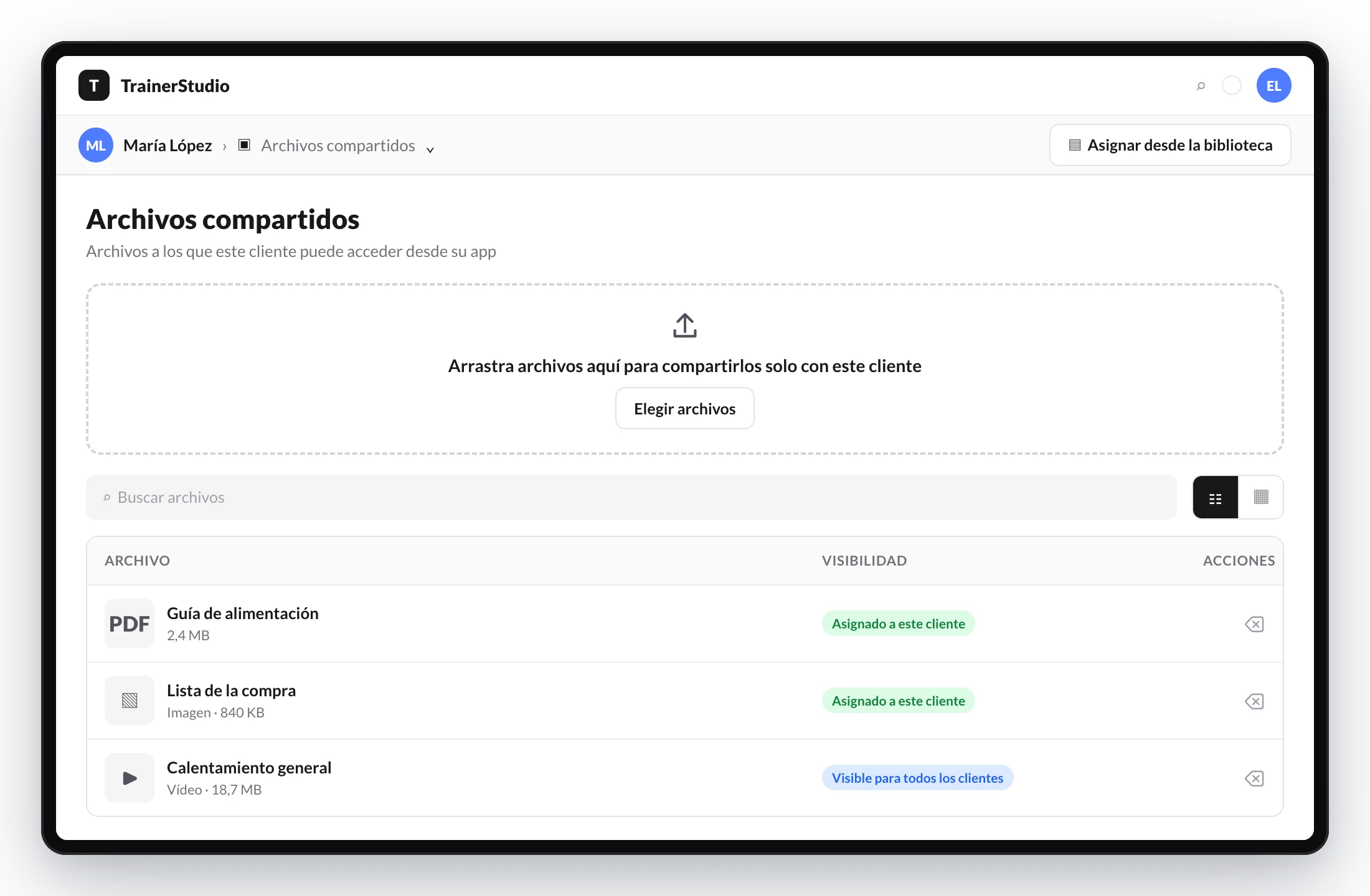 Sección Archivos compartidos en la ficha de María López, con el área para subir archivos, el buscador y una lista que indica la visibilidad de cada recurso