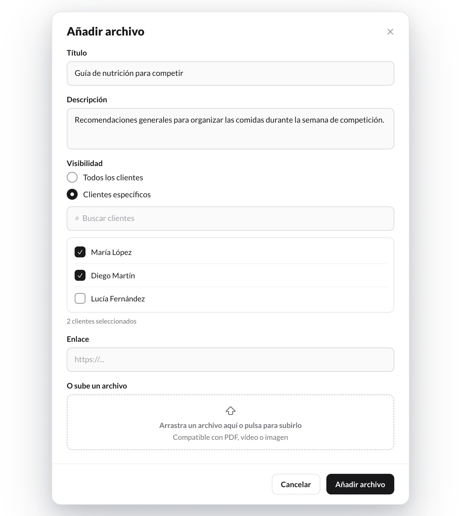 Cuadro Añadir archivo con la visibilidad Clientes específicos seleccionada y María López y Diego Martín marcados